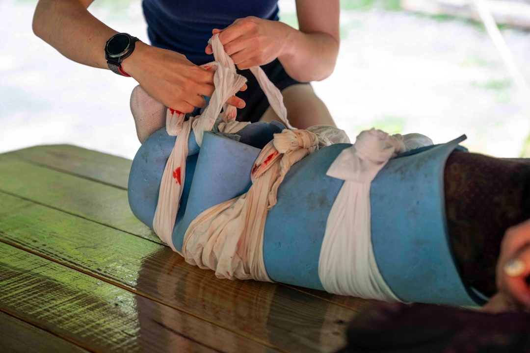 Compression wrap around the knee — Applying a splint to an injured leg with bandages.